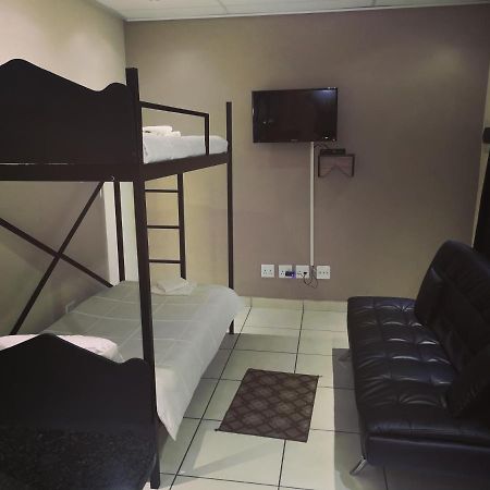 Aaa Rose Garden Guesthouse Mookgophong Dış mekan fotoğraf