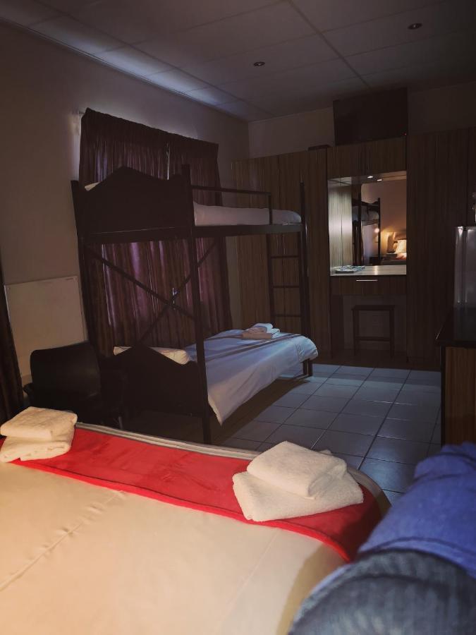 Aaa Rose Garden Guesthouse Mookgophong Dış mekan fotoğraf