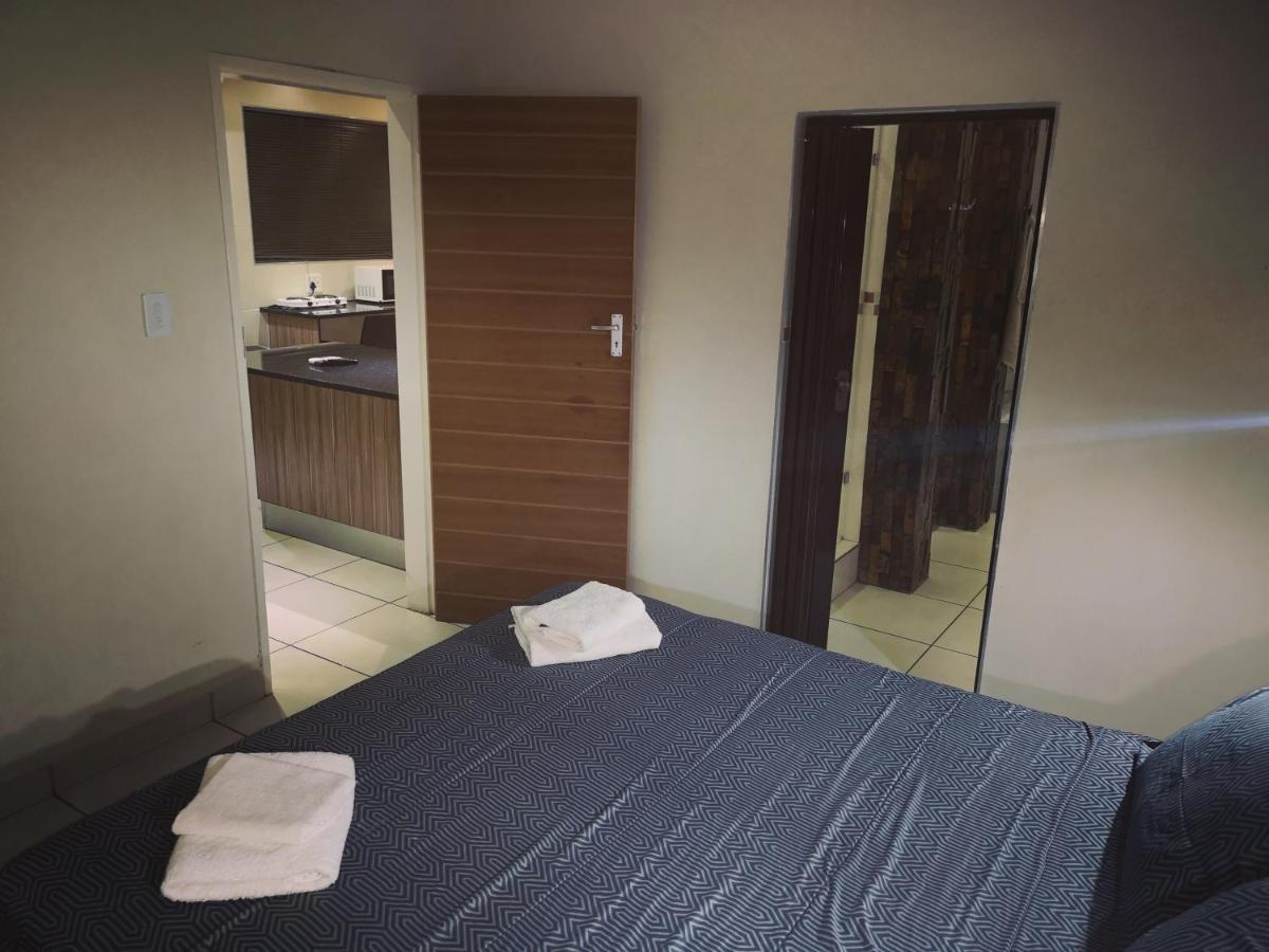 Aaa Rose Garden Guesthouse Mookgophong Dış mekan fotoğraf