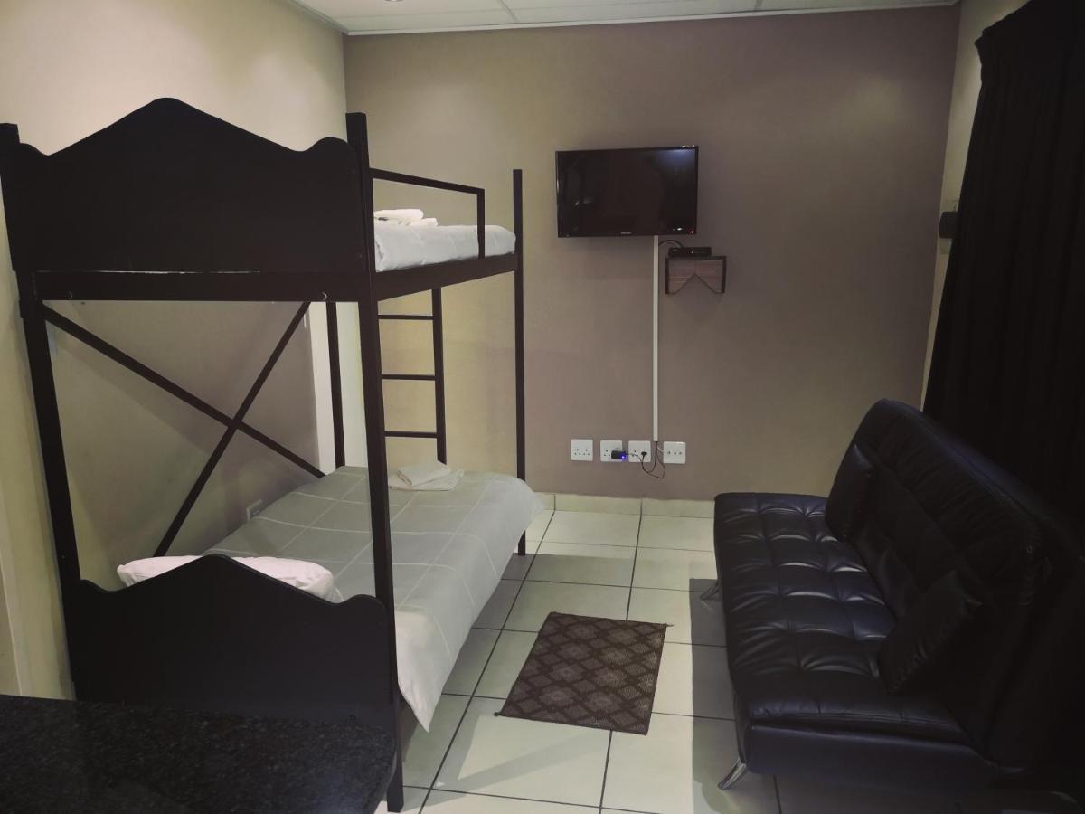 Aaa Rose Garden Guesthouse Mookgophong Dış mekan fotoğraf