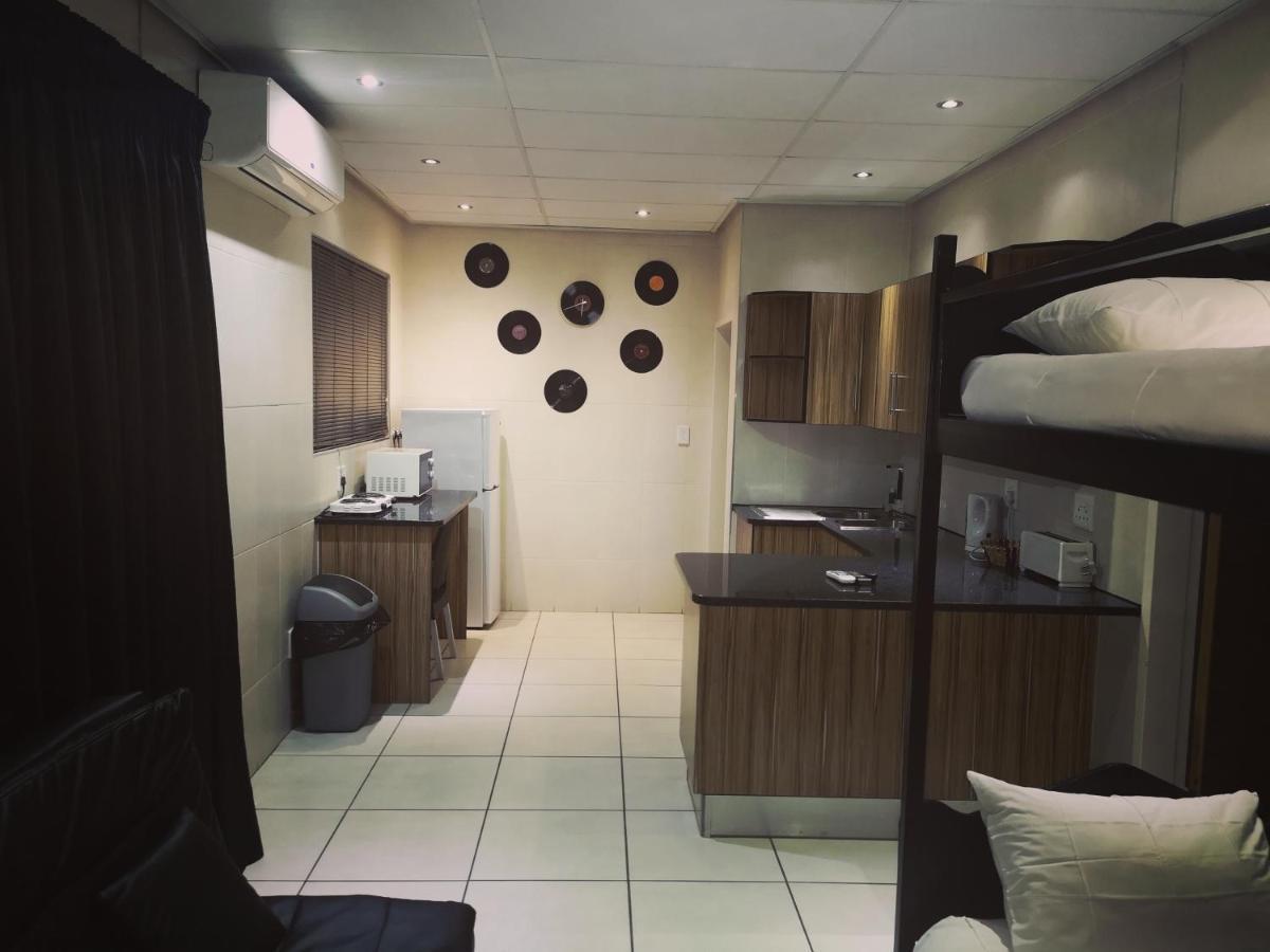 Aaa Rose Garden Guesthouse Mookgophong Dış mekan fotoğraf