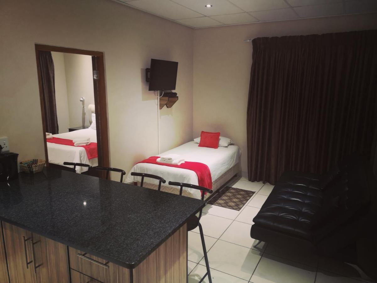 Aaa Rose Garden Guesthouse Mookgophong Dış mekan fotoğraf
