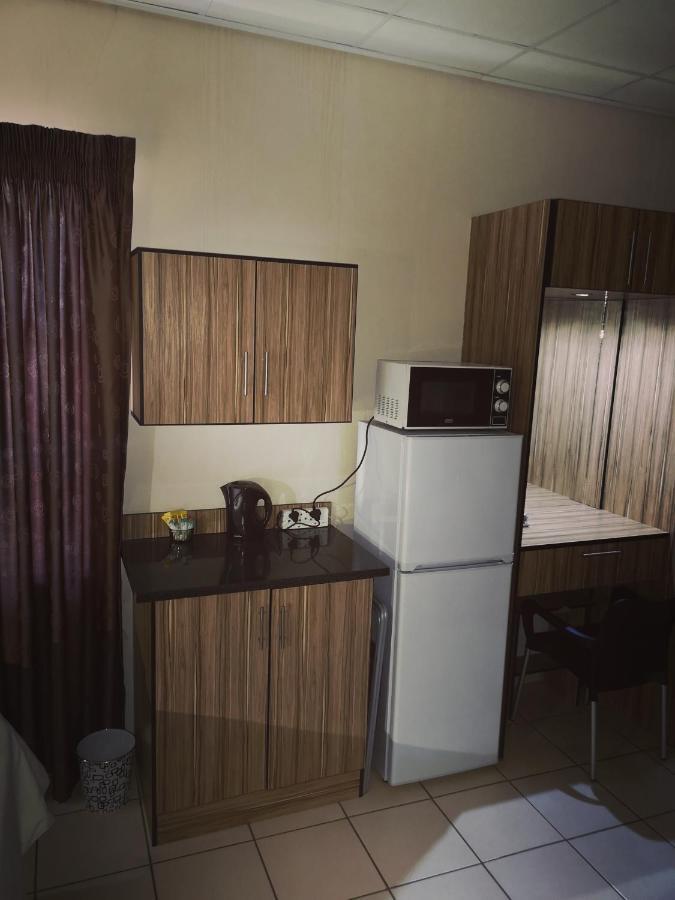 Aaa Rose Garden Guesthouse Mookgophong Dış mekan fotoğraf