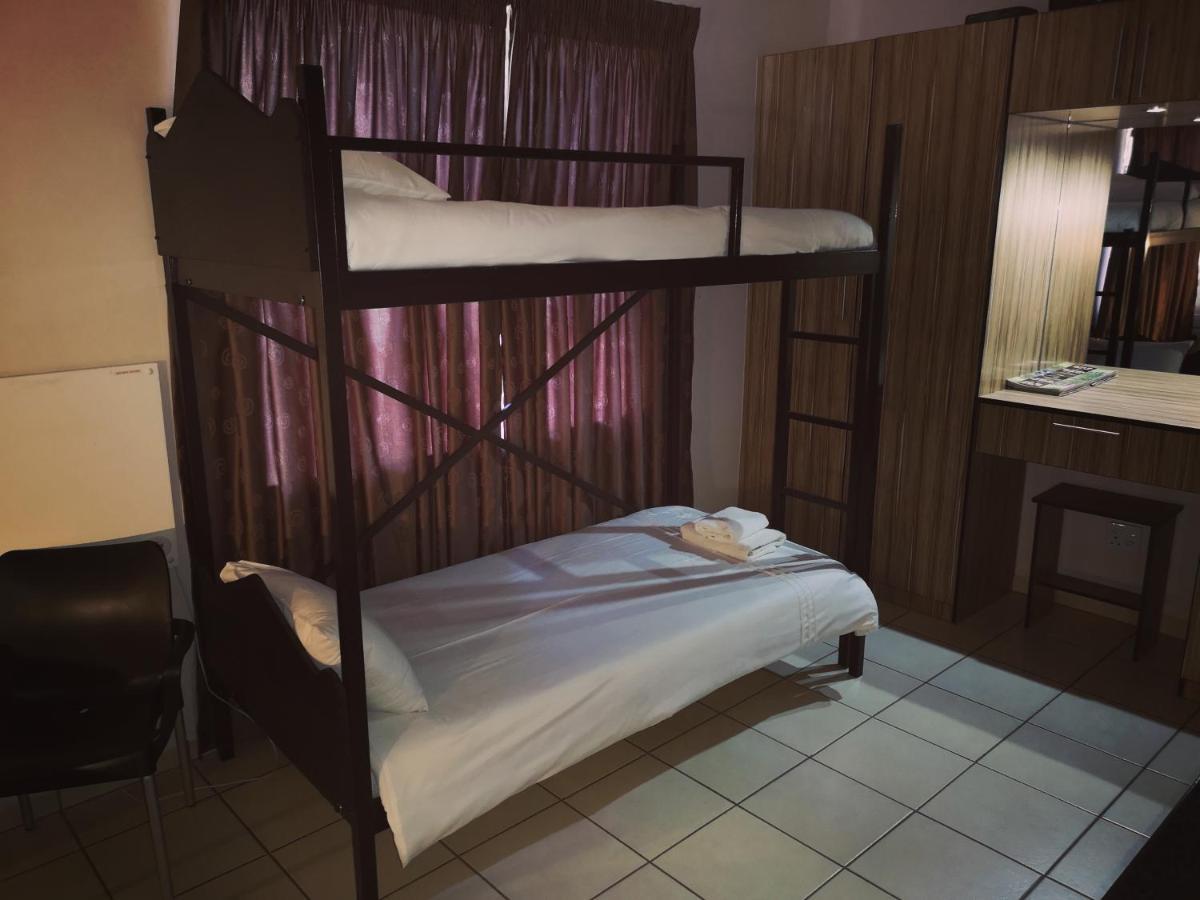 Aaa Rose Garden Guesthouse Mookgophong Dış mekan fotoğraf