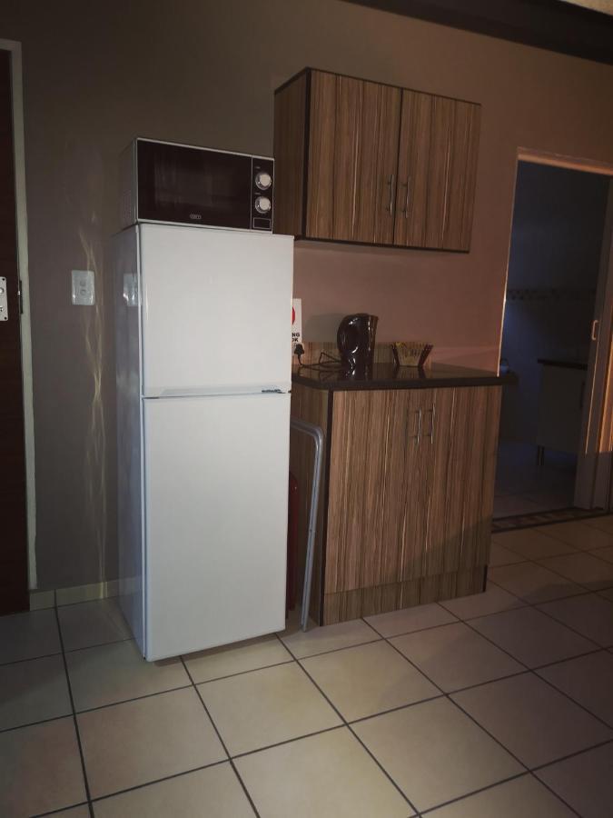 Aaa Rose Garden Guesthouse Mookgophong Dış mekan fotoğraf
