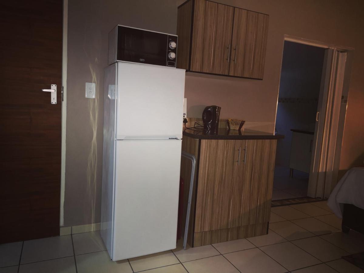 Aaa Rose Garden Guesthouse Mookgophong Dış mekan fotoğraf