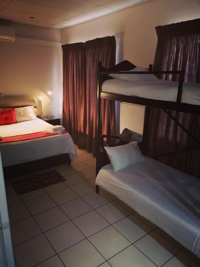 Aaa Rose Garden Guesthouse Mookgophong Dış mekan fotoğraf