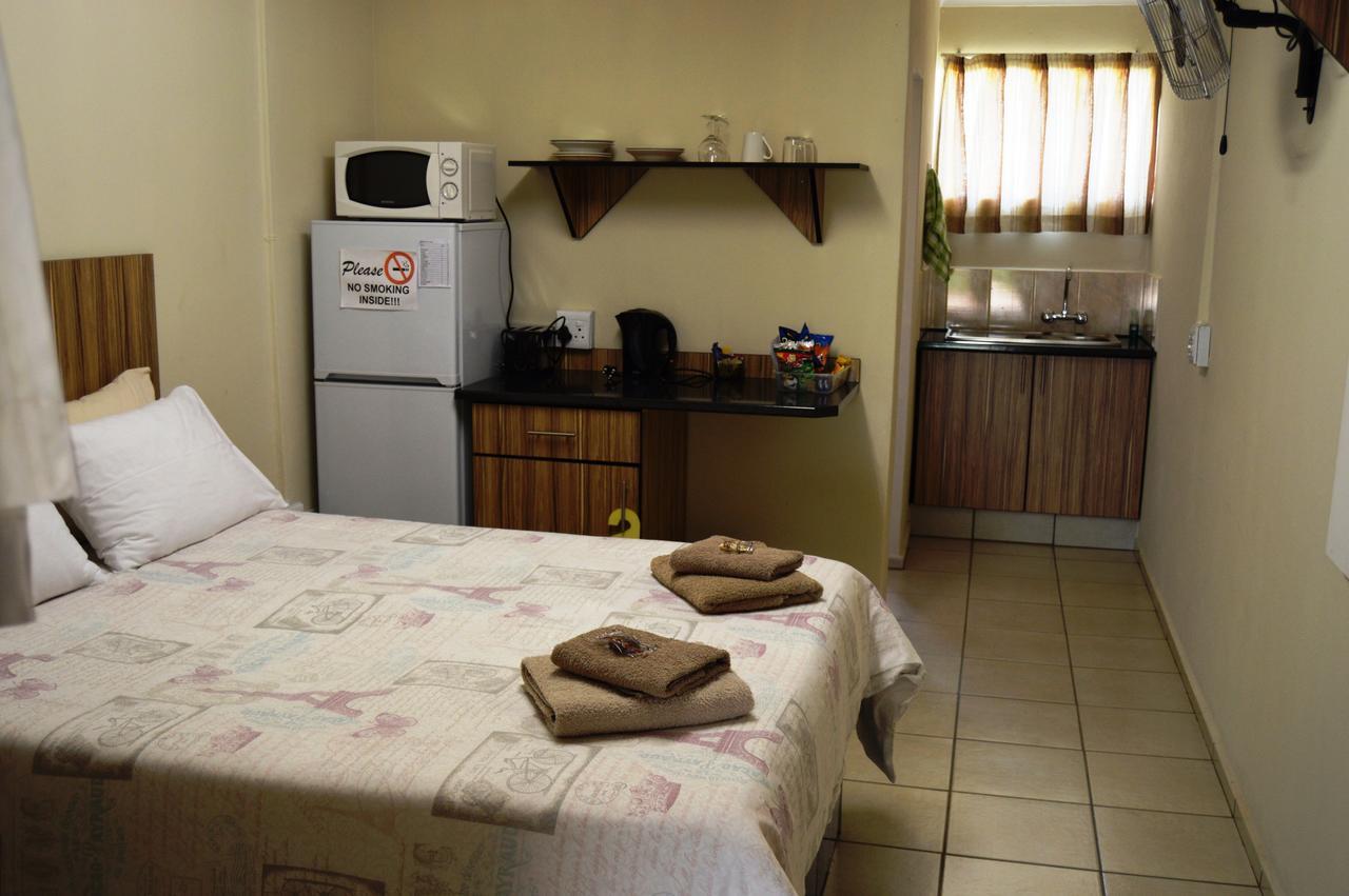 Aaa Rose Garden Guesthouse Mookgophong Dış mekan fotoğraf