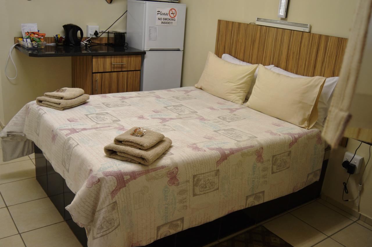 Aaa Rose Garden Guesthouse Mookgophong Dış mekan fotoğraf